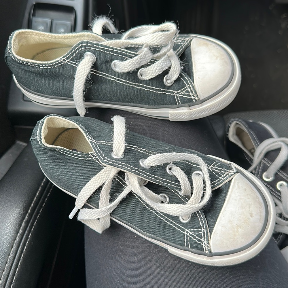 Toddler size 9 converse